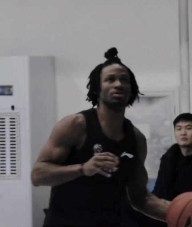 穆雷28+5约基奇26+14+8掘金终结勇士5连胜　NBA圣诞大战，勇士客场对阵掘金。